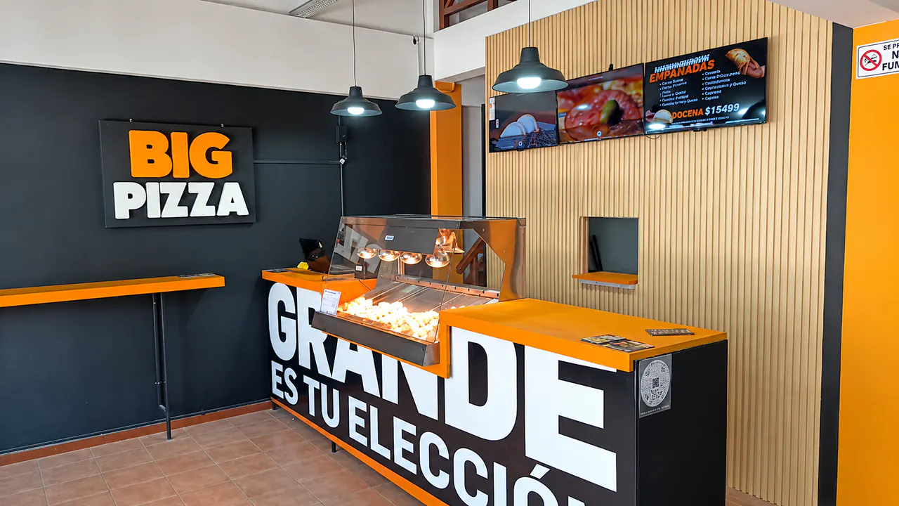 Mostrador e interior de la sucursal Big Pizza Pinamar